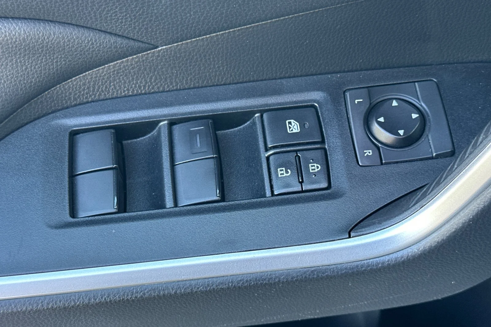 2022 Toyota RAV4 LE - Photo 20