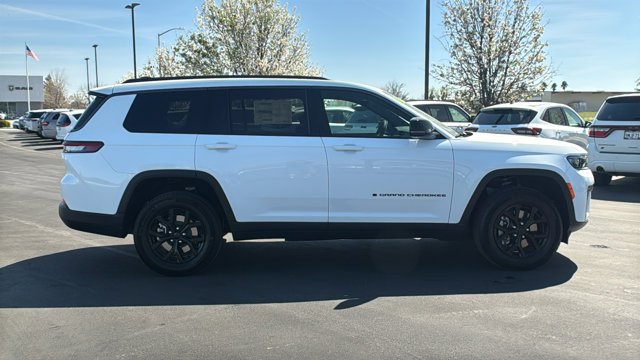 New 2026 Bright White Clear-Coat Exterior Paint Jeep Laredo Altitude image 2