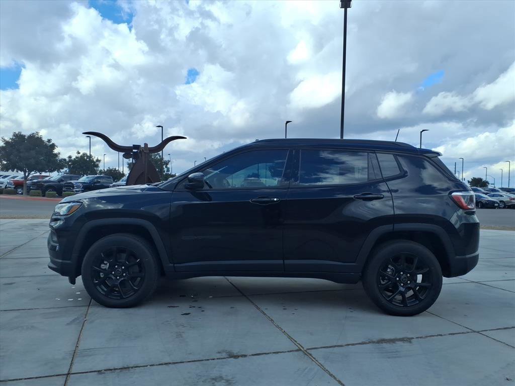 New 2026 Diamond Black Crystal Pearl-Coat Exterior Paint Jeep Latitude Altitude image 3