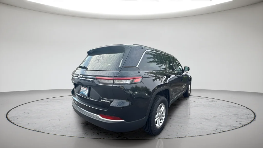 Used 2025 Black Jeep Laredo image 3
