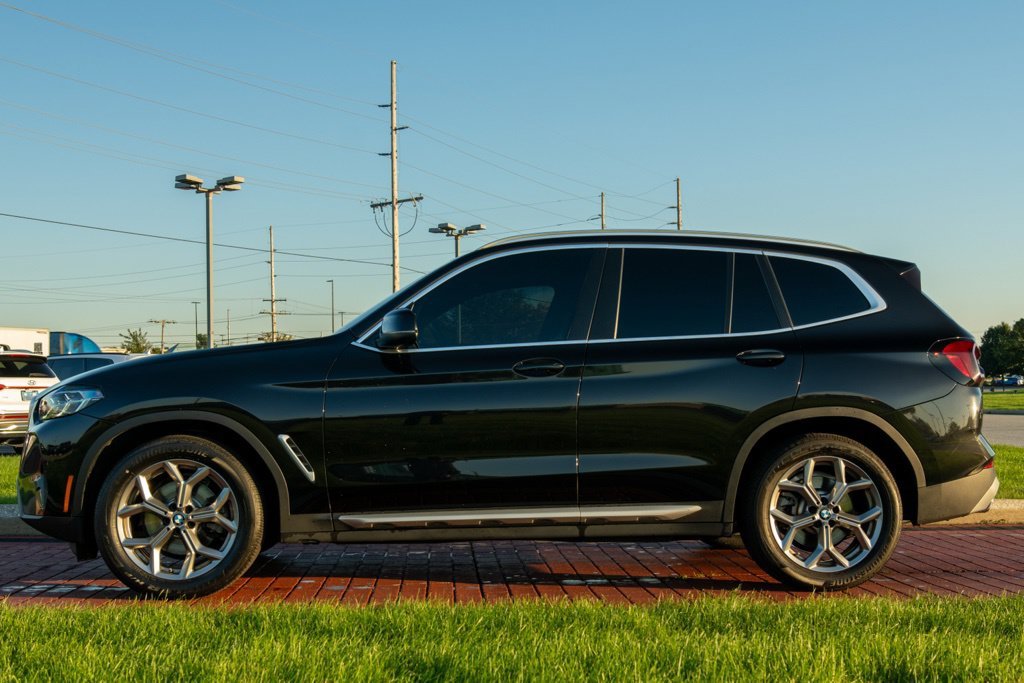 Used 2023 Black Sapphire Metallic BMW xDrive30i image 2