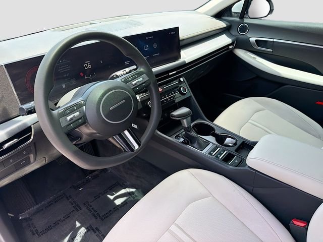 Used 2025 White Hyundai SE image 9