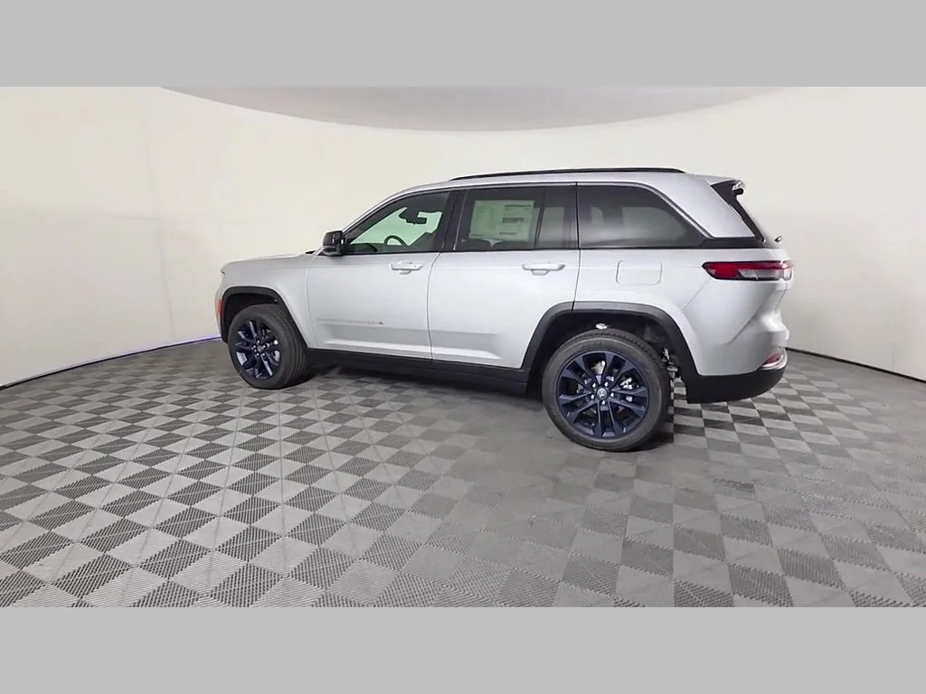 New 2026 Silver Zynith Exterior Paint Jeep 85th Anniversary Edition image 31