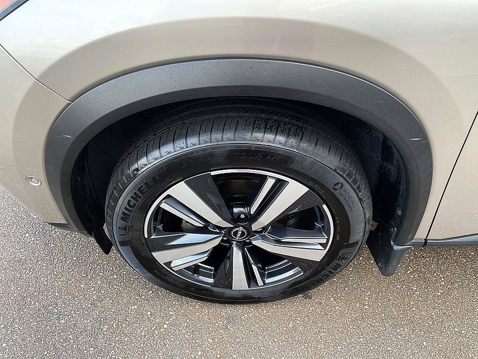 Used 2023 Champagne Silver Metallic Nissan Platinum image 8