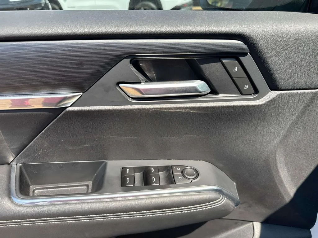 Used 2025 White GMC Elevation image 28