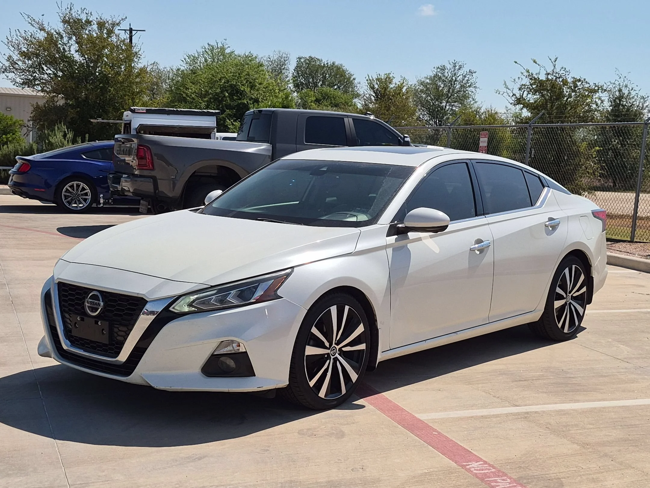 Used 2019 White Nissan 2.5 Platinum image 7