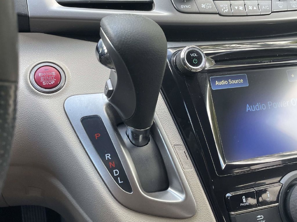Used 2016 White Honda SE image 34