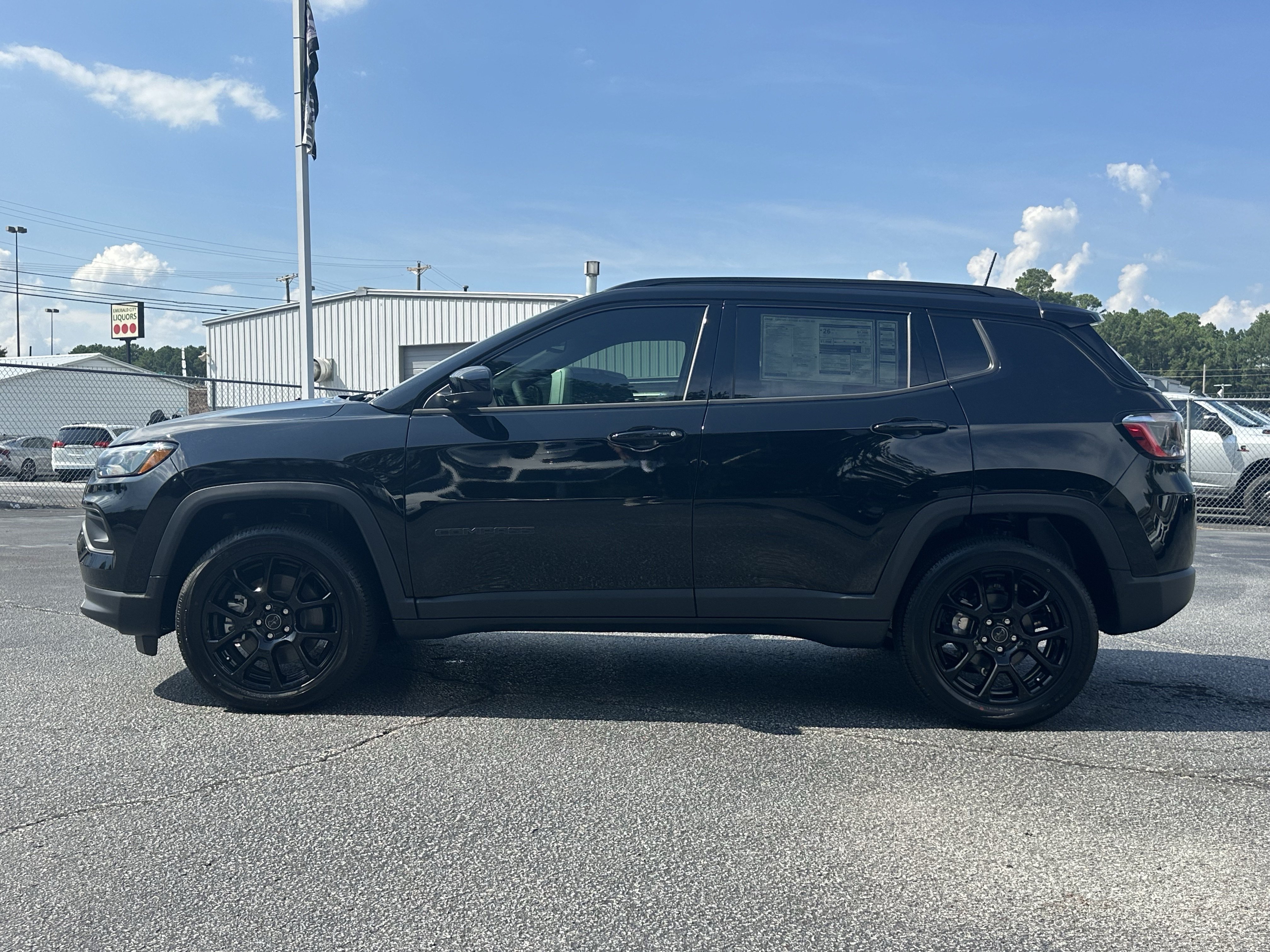 New 2026 Diamond Black Crystal Pearl-Coat Exterior Paint Jeep Latitude Altitude image 4