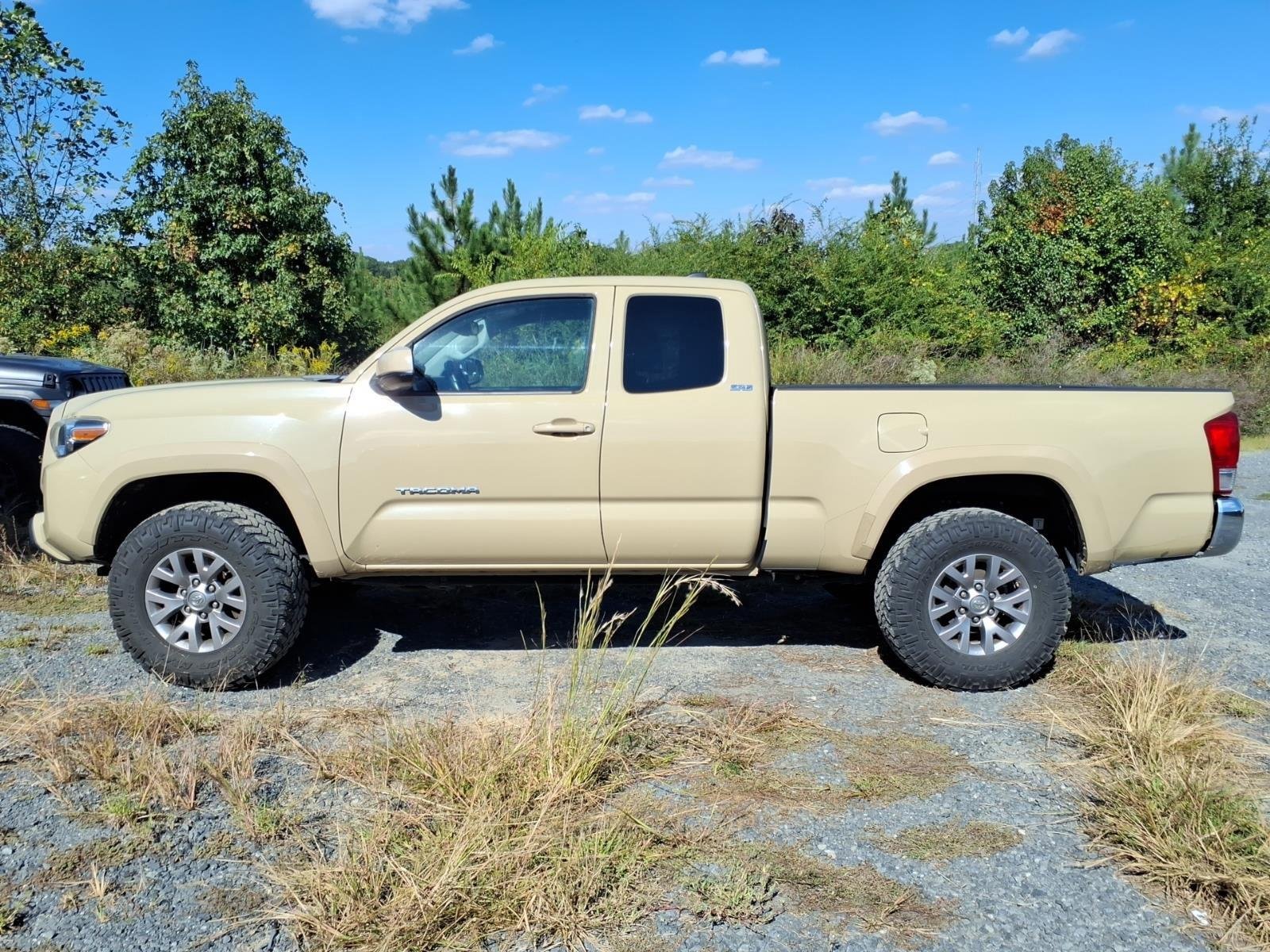 Used 2017  TOYOTA  image 16