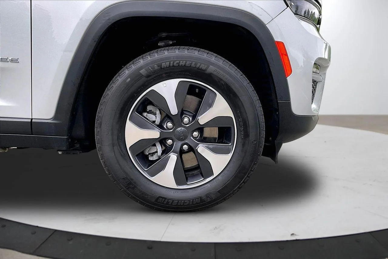 Used 2024 Silver Jeep 4xe image 36