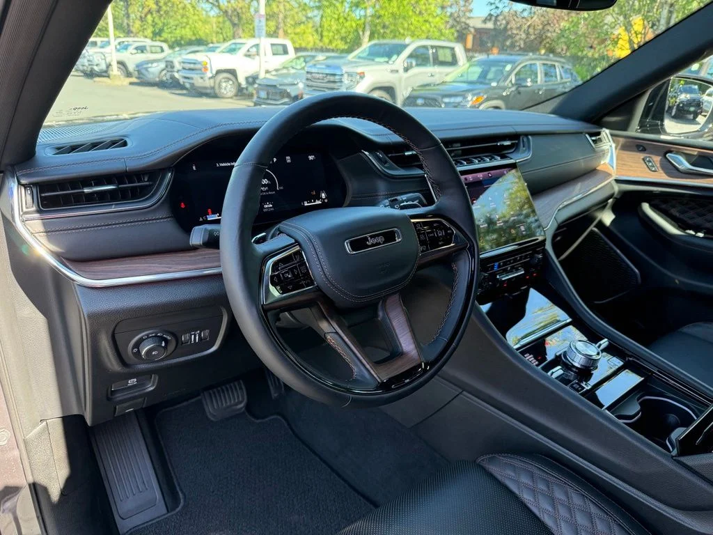 Used 2025 Gray Jeep Summit image 12