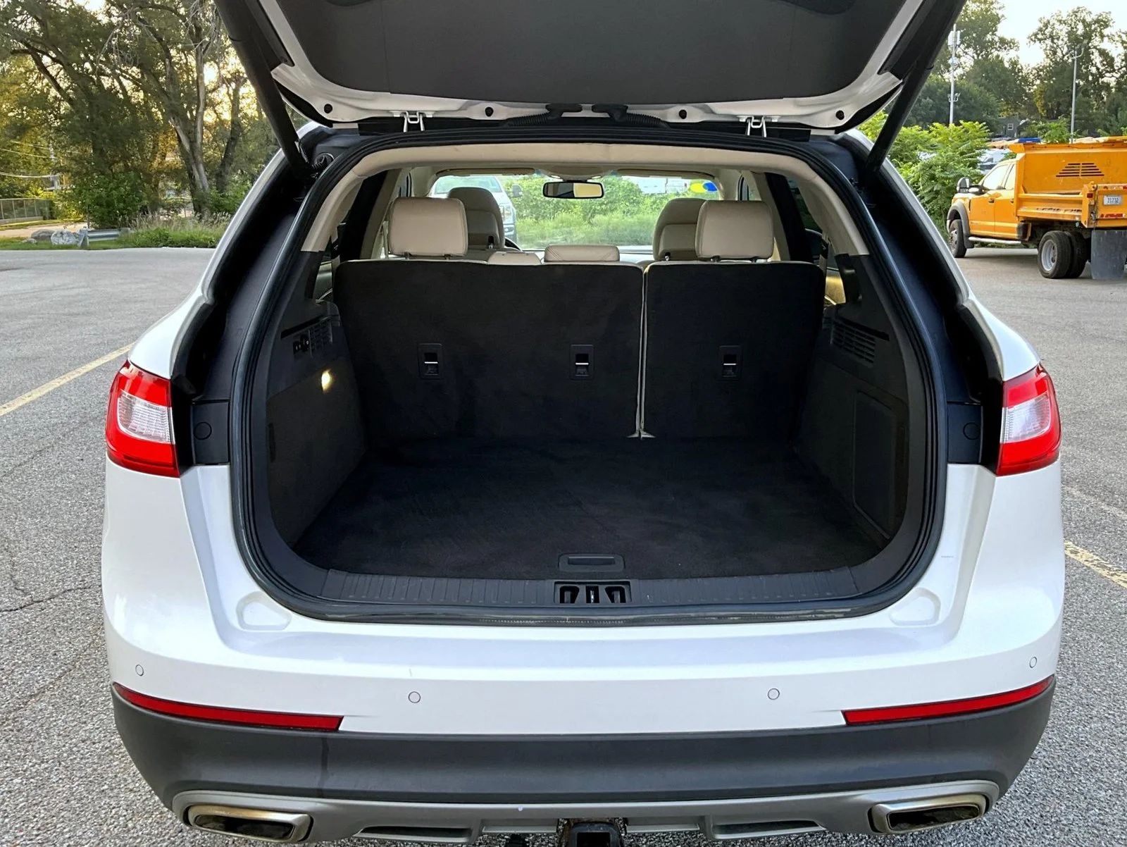 Used 2017 White Lincoln Reserve image 9