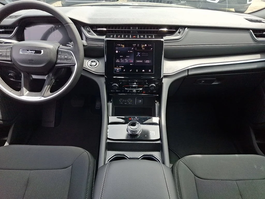 New 2026 Diamond Black Crystal Pearlcoat Jeep Laredo X image 11