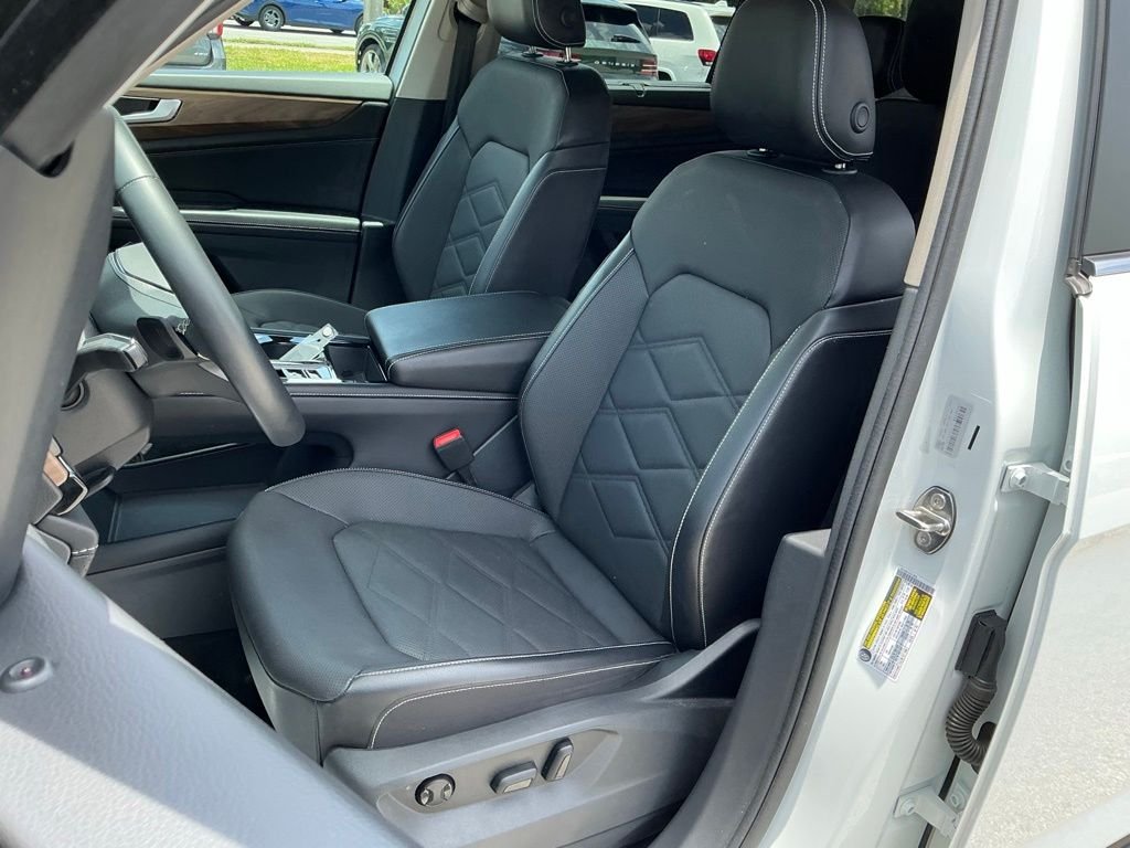 Used 2024  Volkswagen 2.0T SE w/Technology image 38