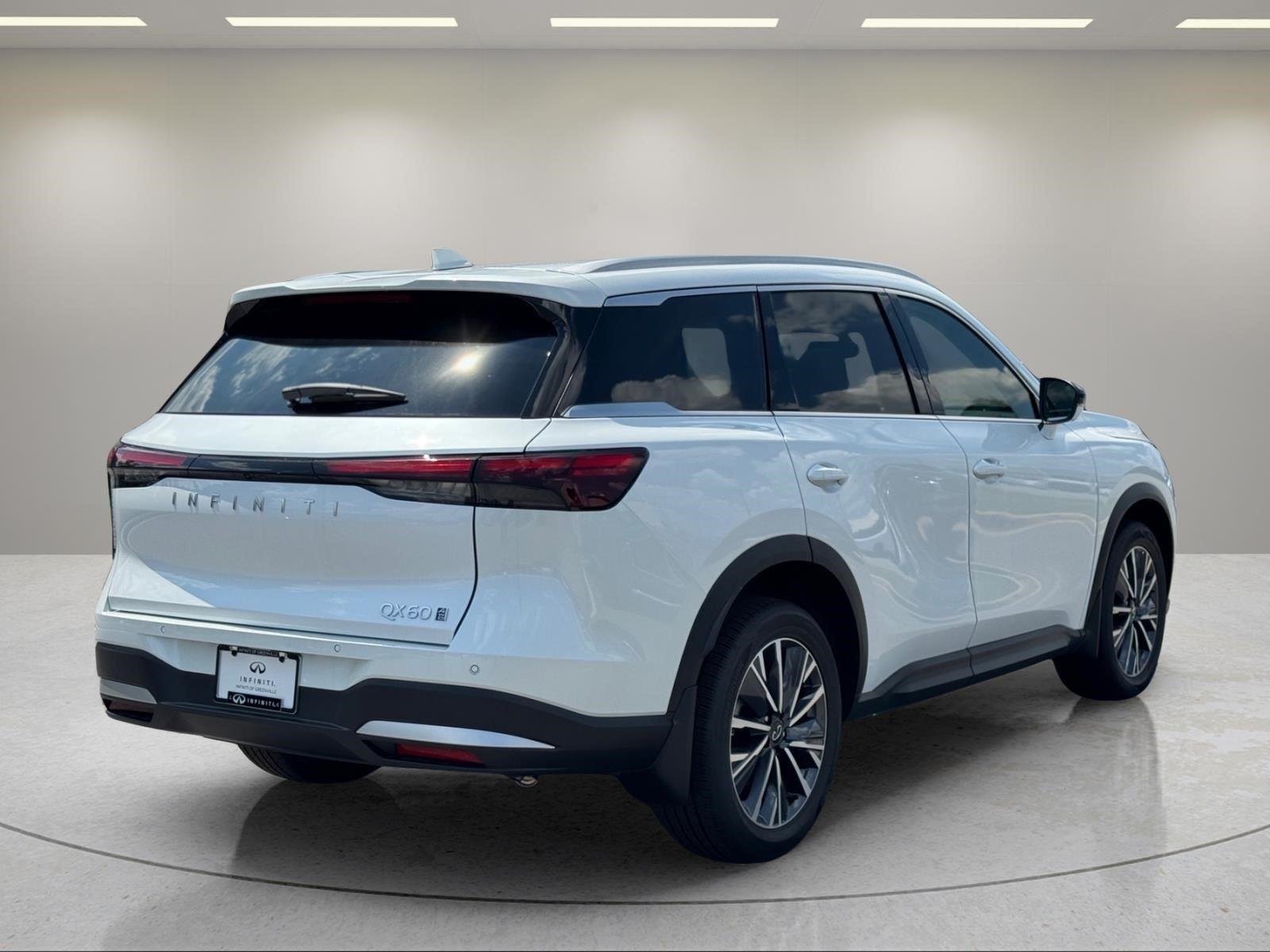 New 2027 Radiant White INFINITI Luxe AWD image 5