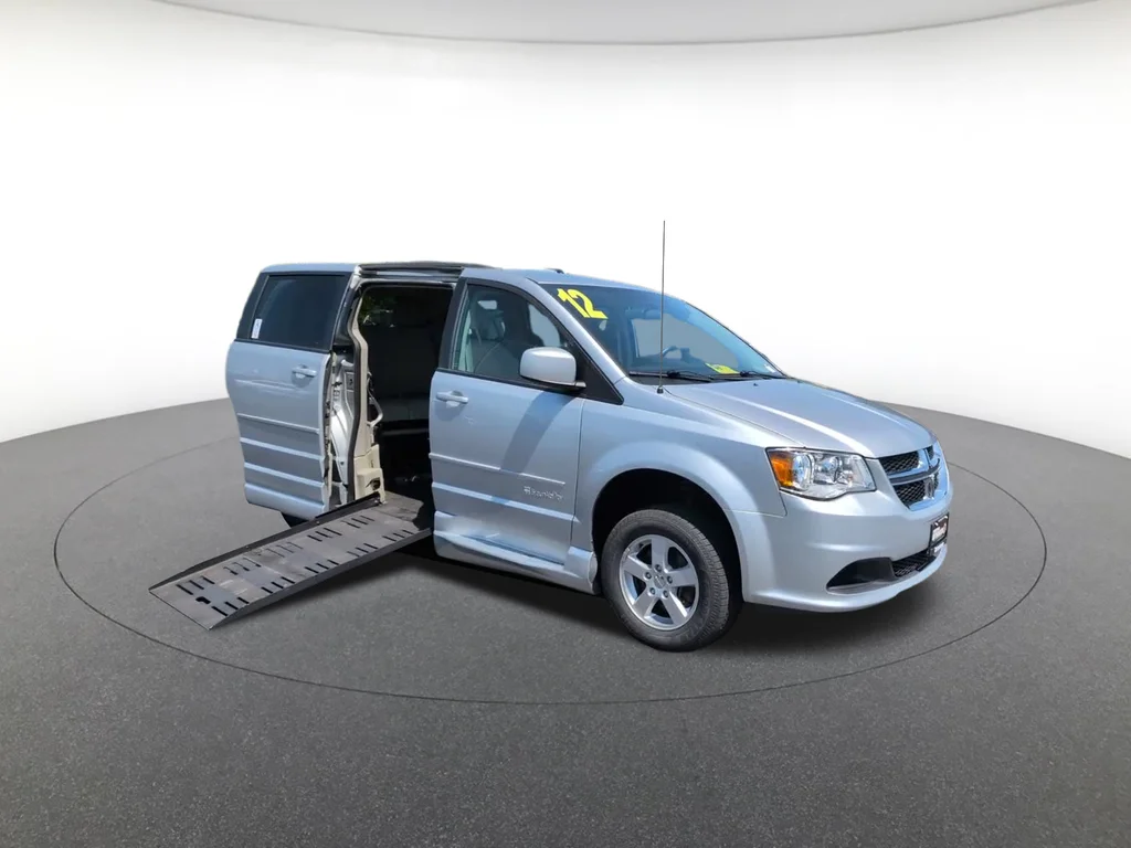 Used 2012 Silver Dodge SXT image 5
