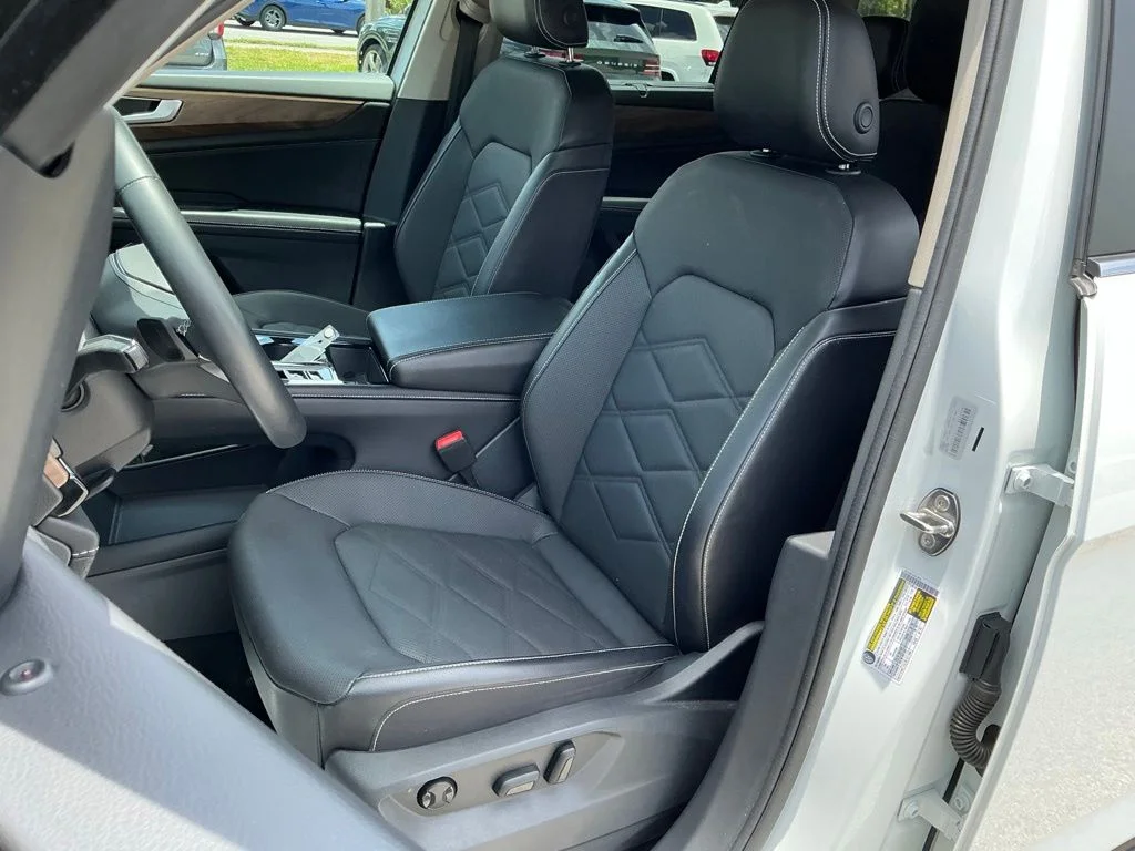 Used 2024  Volkswagen 2.0T SE w/Technology image 38