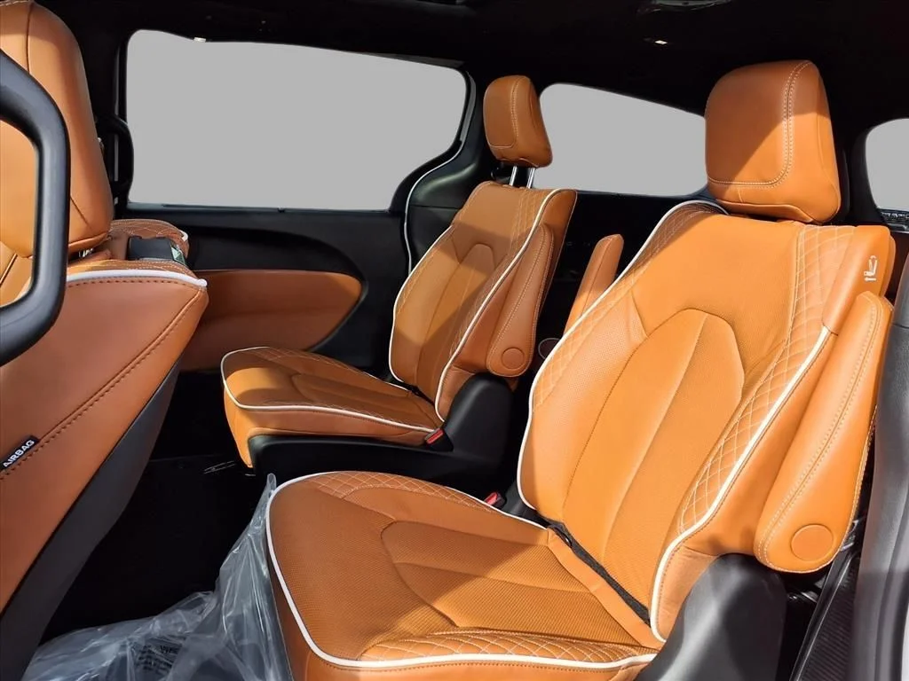 New 2026 Bright White Clear-Coat Exterior Paint Chrysler Pinnacle image 23