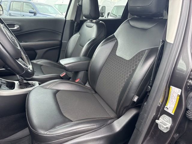 Used 2021 Granite Crystal Metallic Clearcoat Jeep Latitude image 19