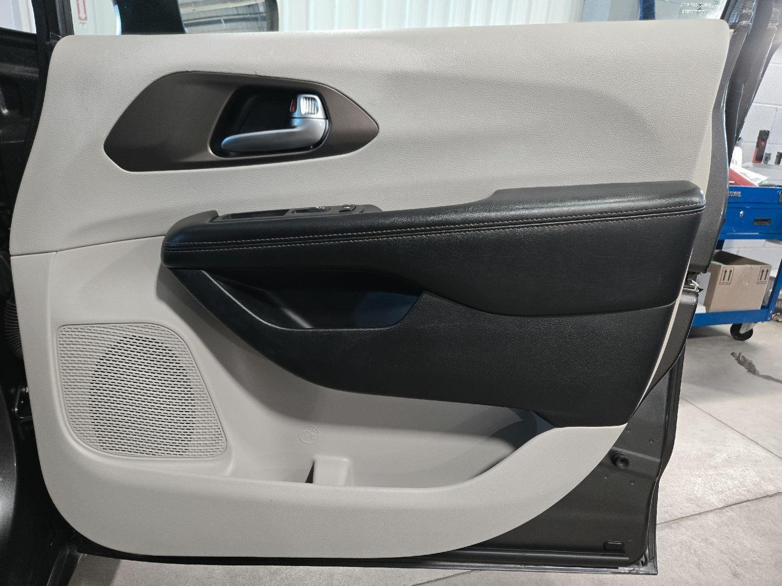 Used 2019 GRAY CHRYSLER L image 39