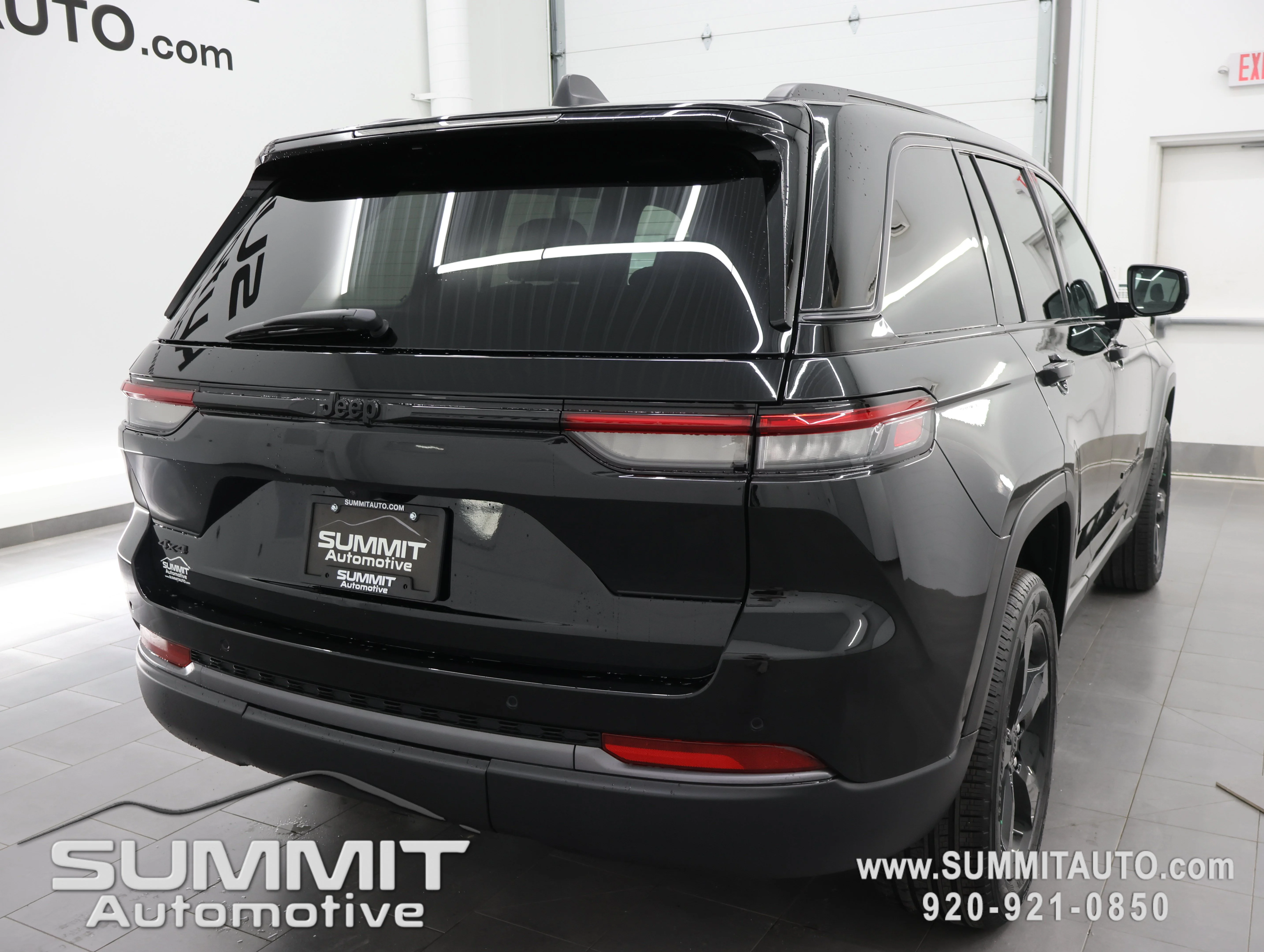 New 2026 Diamond Black Crystal Pearlcoat Jeep Limited image 5