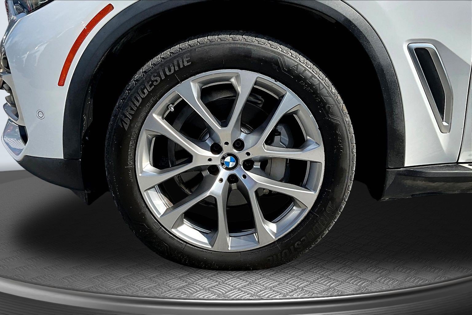 Used 2021 White BMW sDrive40i image 28