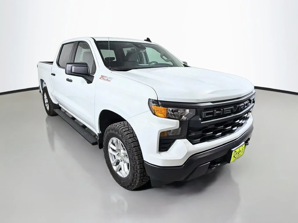 New 2026 Summit White Chevrolet WT image 4
