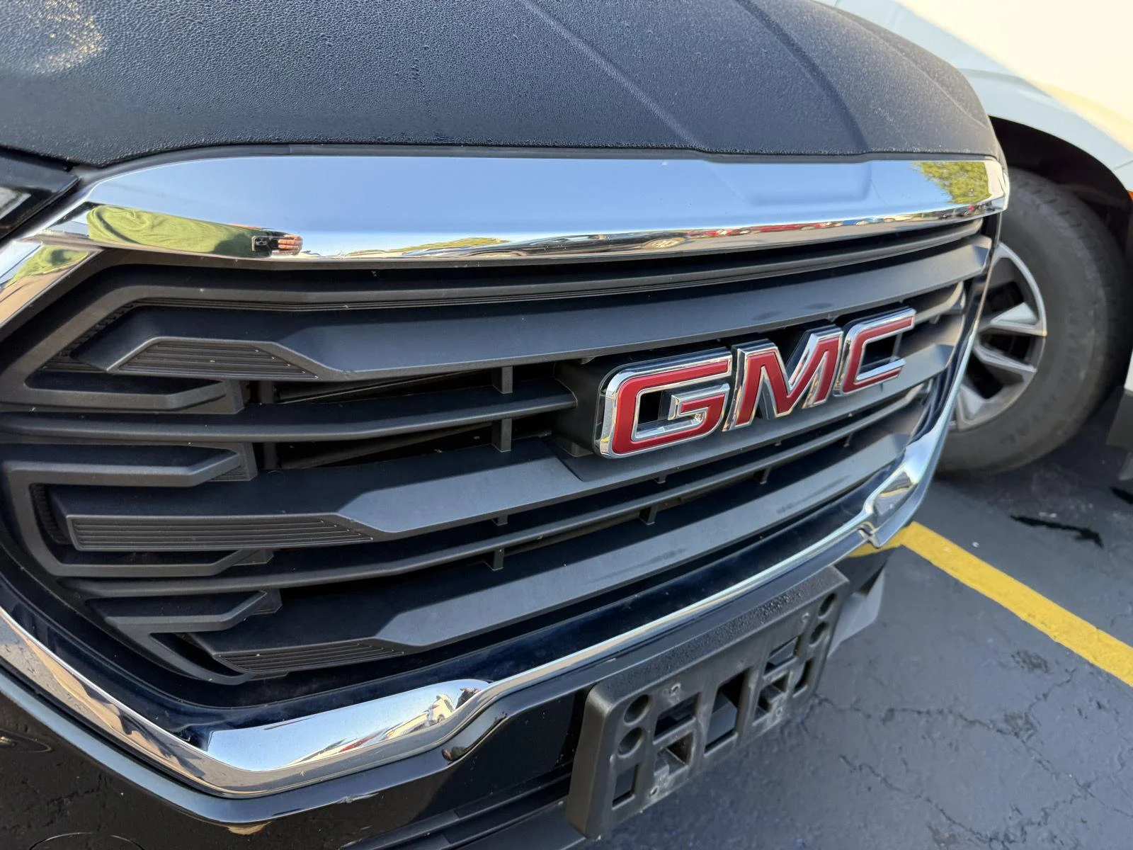 Used 2023 EBONY TWILIGHT METALLIC GMC SLE image 2