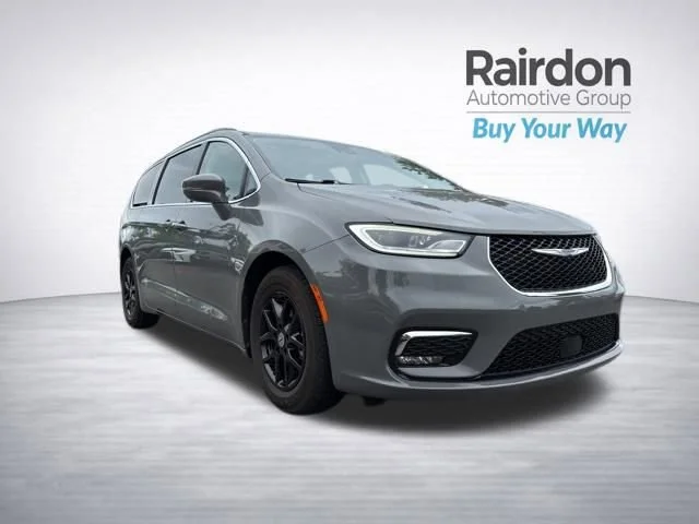 2022 Chrysler Pacifica Touring L's photo