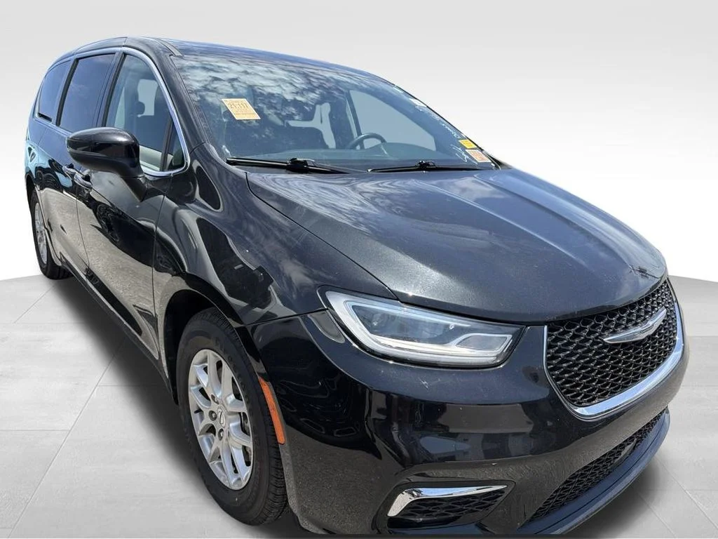 Used 2023 Black Chrysler Touring L image 27