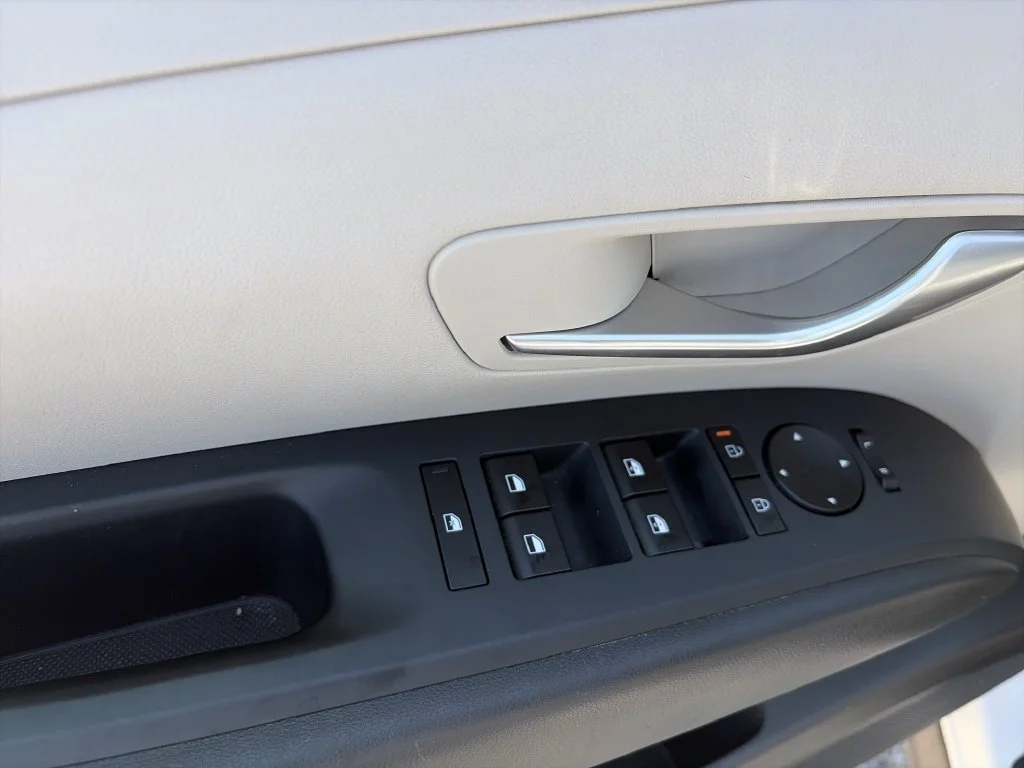 Used 2025 White Hyundai SEL image 18