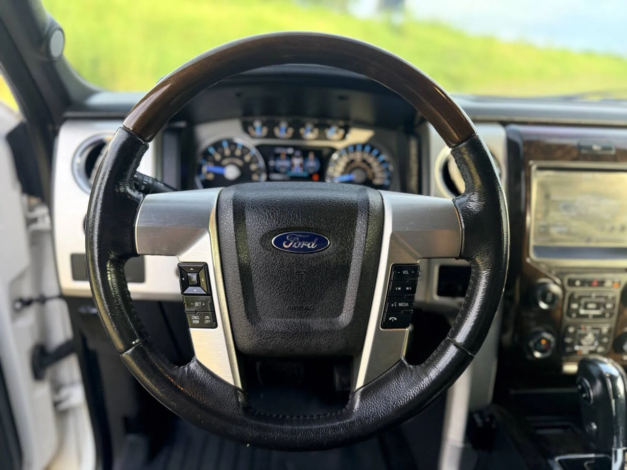 Used 2014 White Ford Platinum 4x4 4dr SuperCrew Styleside 5.5 ft. SB image 24