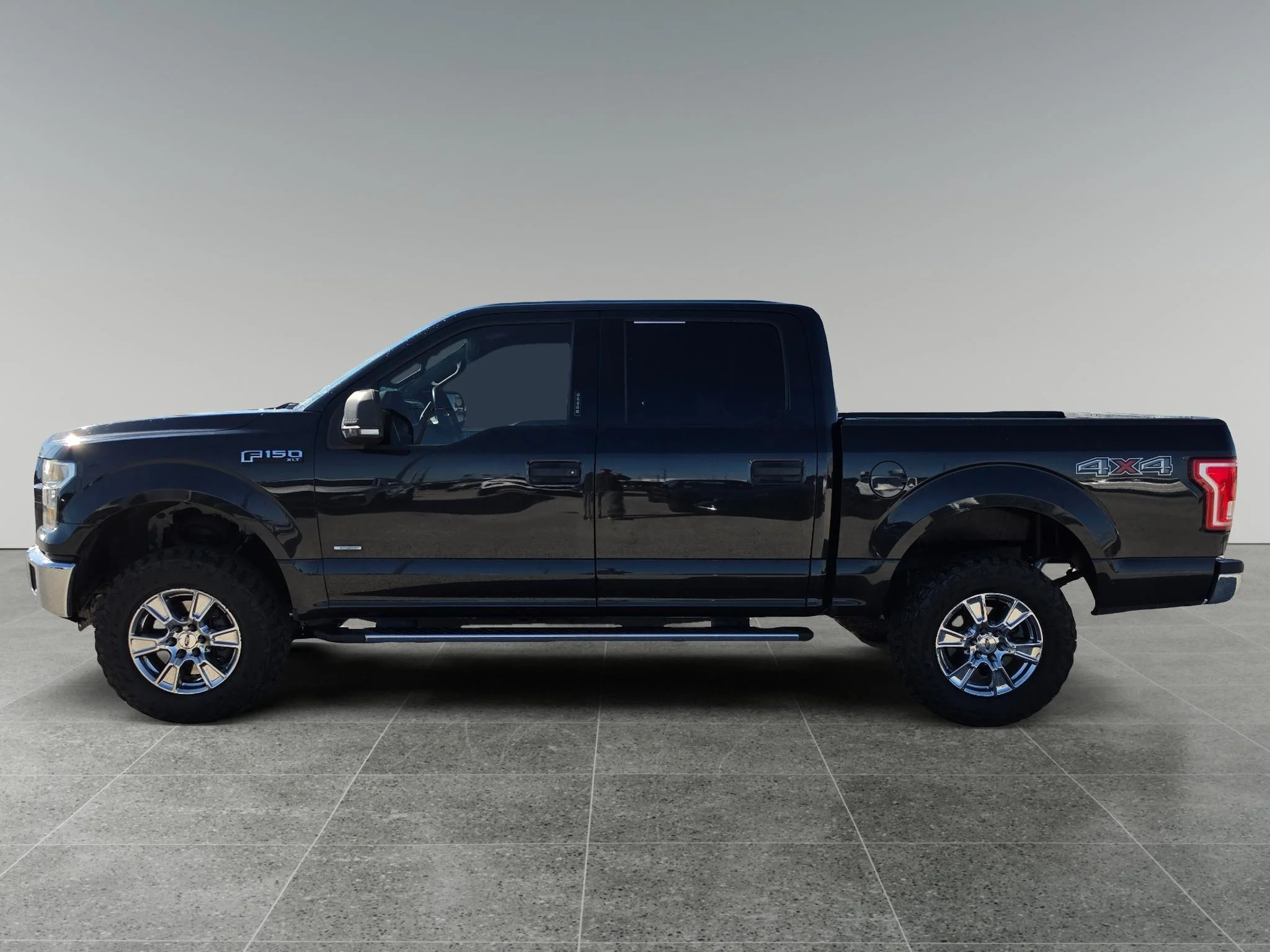 Used 2015 Tuxedo Black Metallic Ford XLT image 2