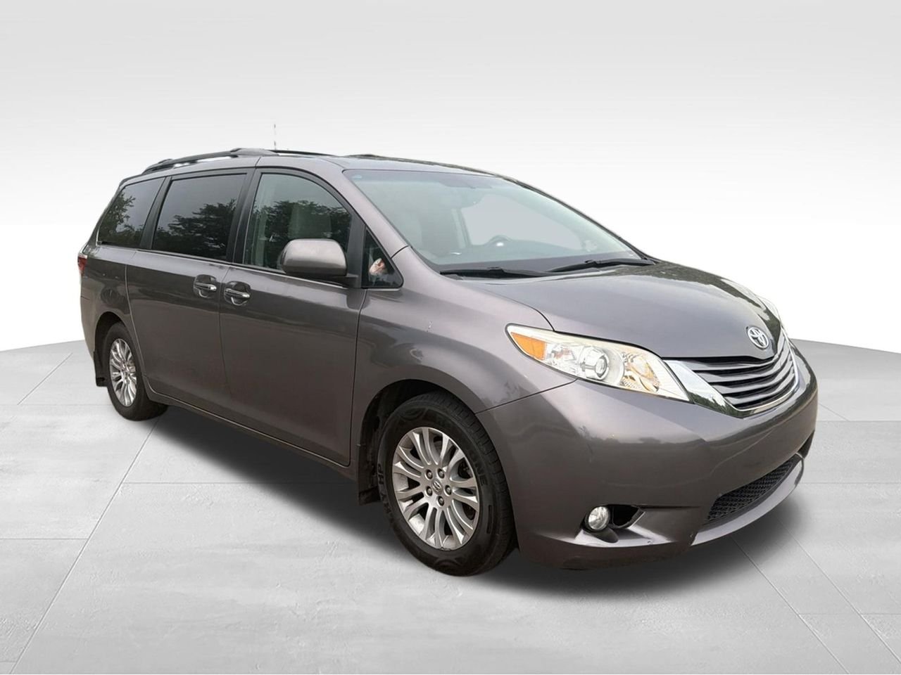 Used 2015 Gray Toyota XLE image 3