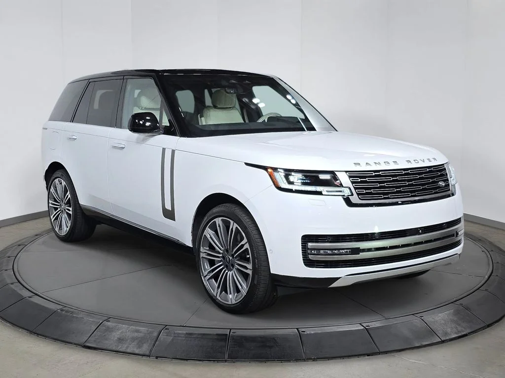 Used 2025  Land Rover SE image 9