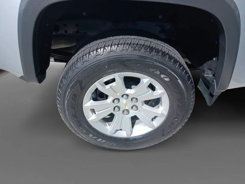 Used 2018 SILVER ICE METALLIC Chevrolet 4WD LT image 10