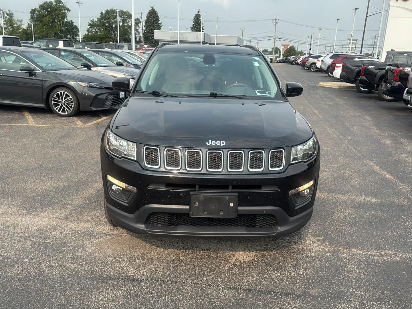 Used 2018 Diamond Black Crystal Pearlcoat Jeep Latitude image 2