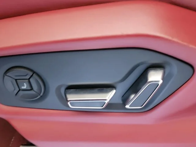 Used 2020  Lamborghini Base image 32
