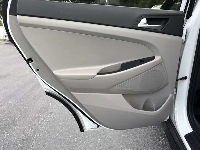 Used 2020 White Hyundai SE image 9