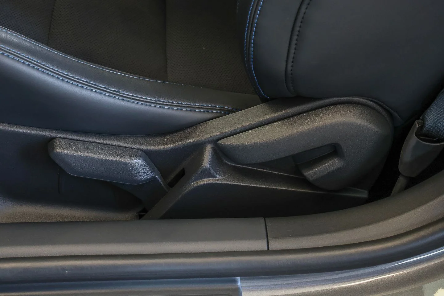New 2026 Carbonized Gray Metallic Ford Dark Horse® Premium image 15