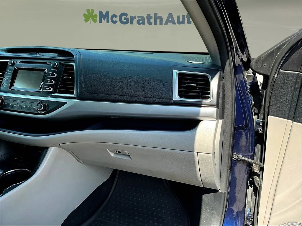 Used 2015 Blue Toyota LE image 29