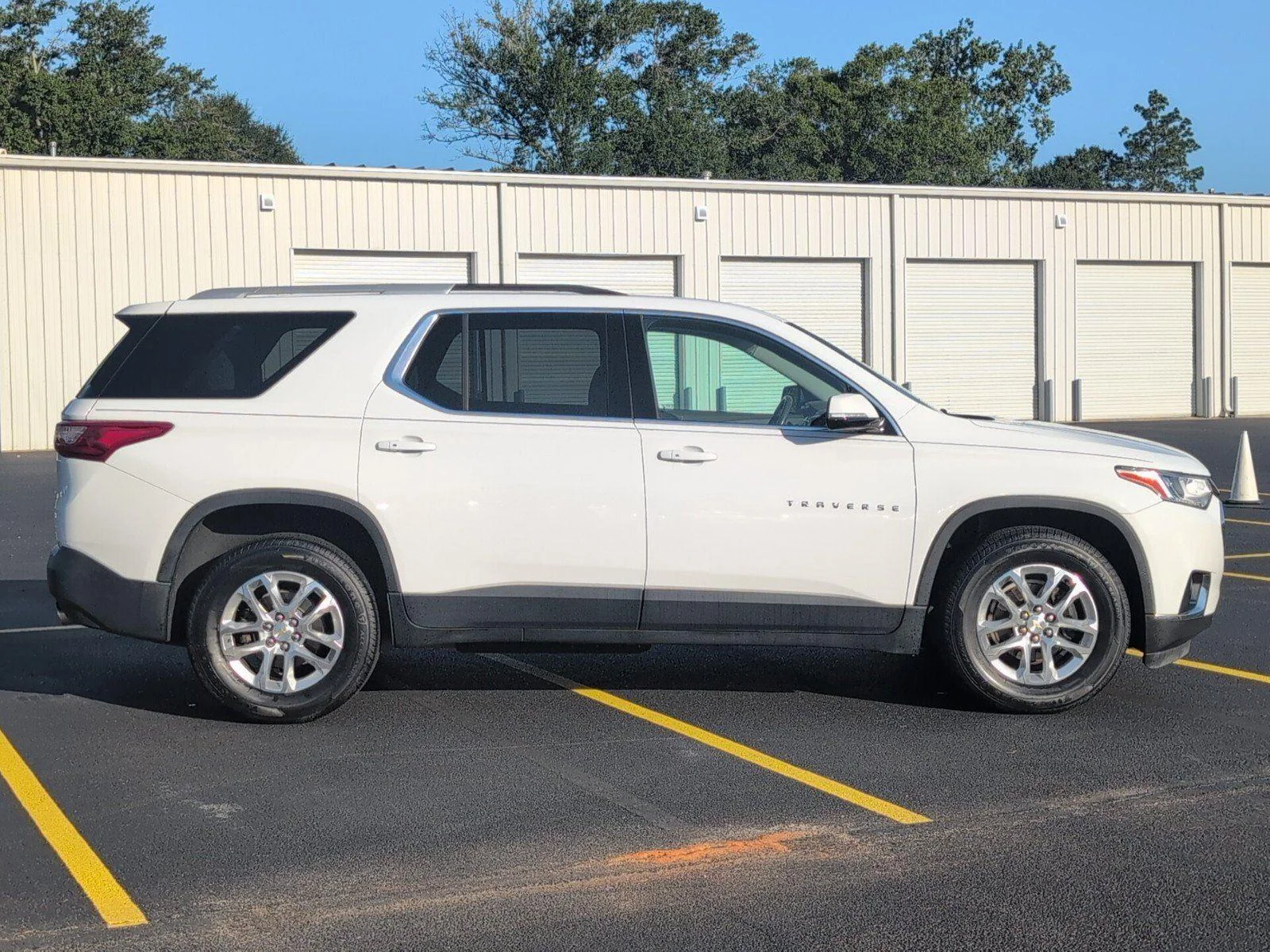 Used 2018 SUMMIT WHITE Chevrolet LT Cloth image 8