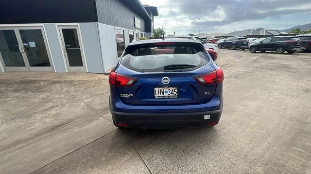 Used 2017 Blue Nissan SL image 4