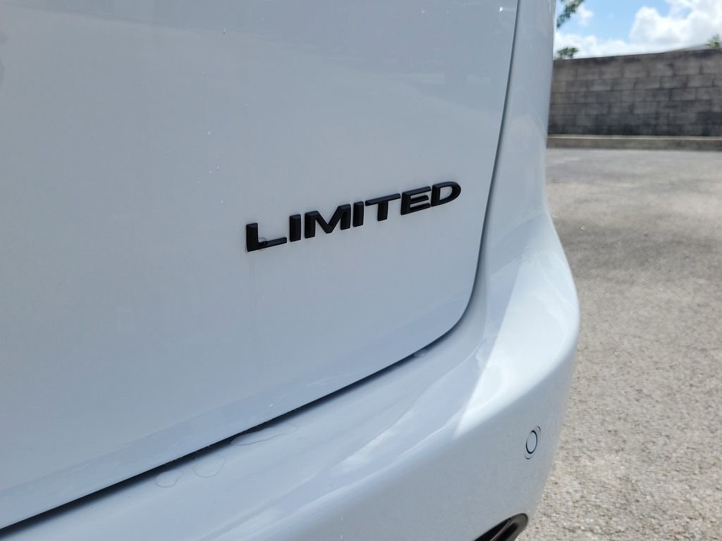 New 2026 Bright White Clear-Coat Exterior Paint Chrysler Limited image 7