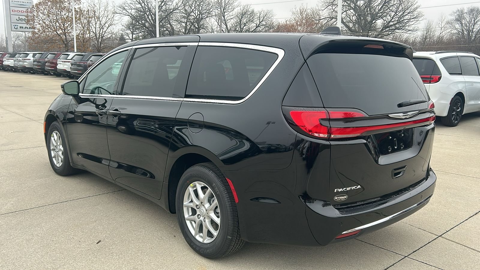 New 2026 Diamond Black Crystal Pearl-Coat Exterior Paint Chrysler Select image 5