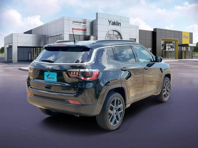New 2026 Diamond Black Crystal Pearl-Coat Exterior Paint Jeep  image 4