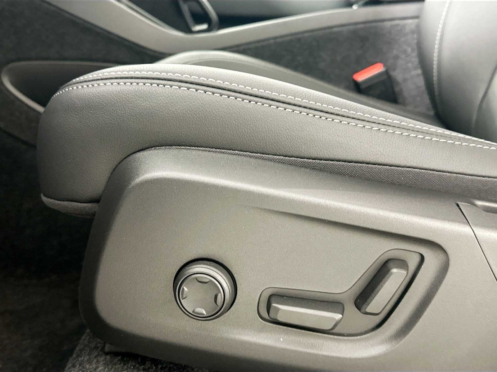 Certified Used 2025 Vapour Grey Volvo Core image 17