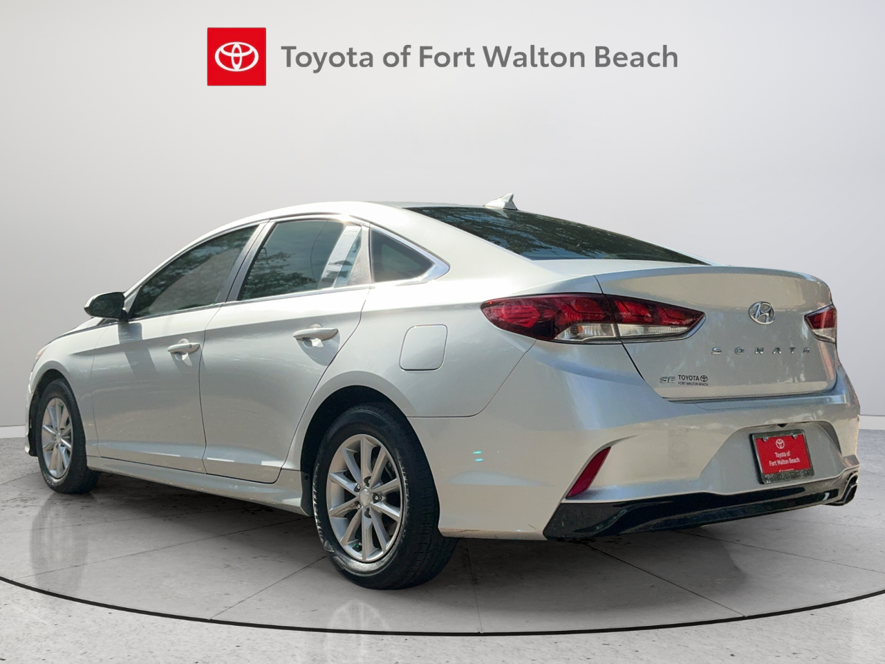 Used 2018 Silver Hyundai SE image 4