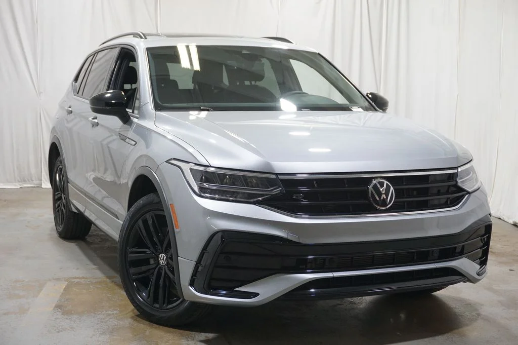 Certified Used 2022 Silver Volkswagen 2.0T SE R-Line Black image 4