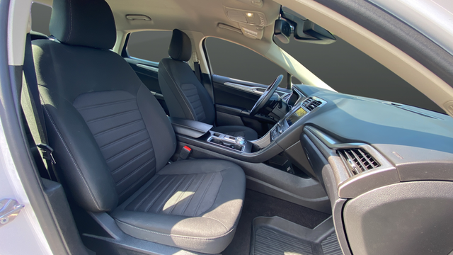 Used 2020 Oxford White Ford SE image 24